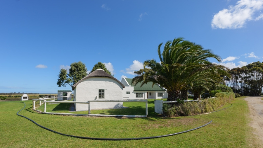 To Let 4 Bedroom Property for Rent in Struisbaai Western Cape